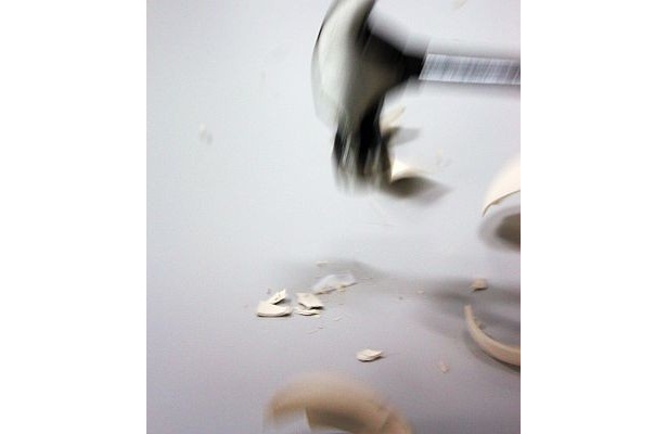 えいっ！と金槌などで割る。本物のたまごの殻のように薄くできているので簡単に割れる