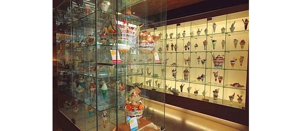 からふね屋珈琲 三条本店のショーケースには、さまざまなパフェがズラリ｡メニューを決めるだけでもひと苦労!?