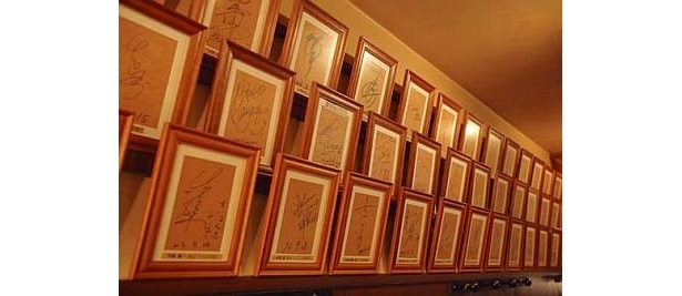 サンモリッツは、吉本の芸人が多数訪れることでも知られる名店｡壁一面にサインが飾られているので､チェックすべし