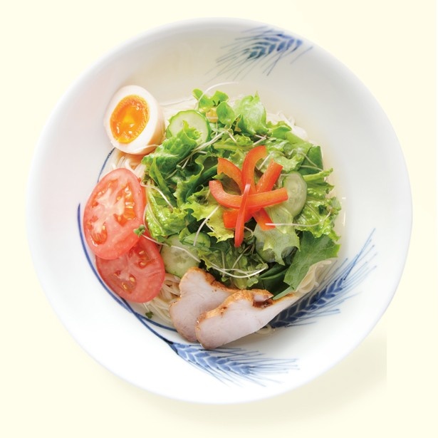 アクセントに名古屋コーチンの卵が乗った「冷やし麺 レモン風味」(1000円)