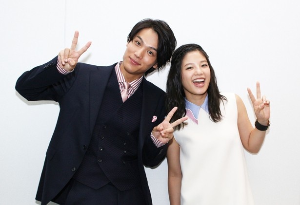 現役高校生の中川大志&石井杏奈。ポーズもフレッシュ!?