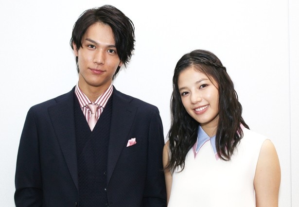 幼なじみを演じた2人は、インタビュー中も息ぴったり!
