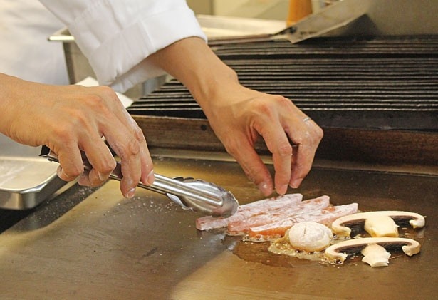 手際よく食材を焼いていく西田さん。ジャンボマッシュルームはキツネ色になるまで火を通し、旨味を凝縮する