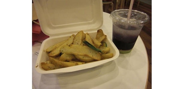 フライドポテトとズッキーニと、ゾウシャワー(各600円)で1人乾杯♪