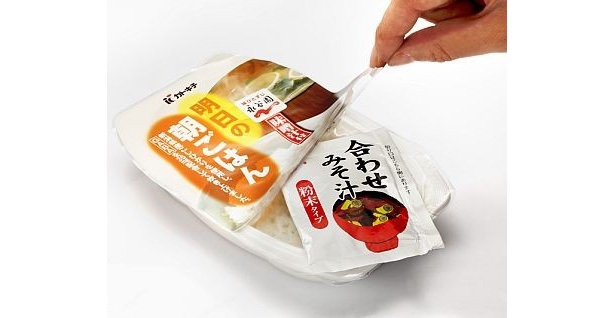 ご飯の中から、味噌汁が登場！