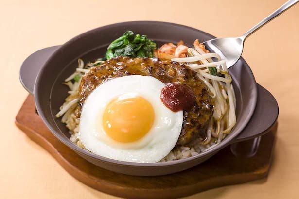 残暑で食欲失せ気味でもピリ辛で食べたい！「超あらびきハンバーグのピリ辛ビビン丼」(税抜799円)