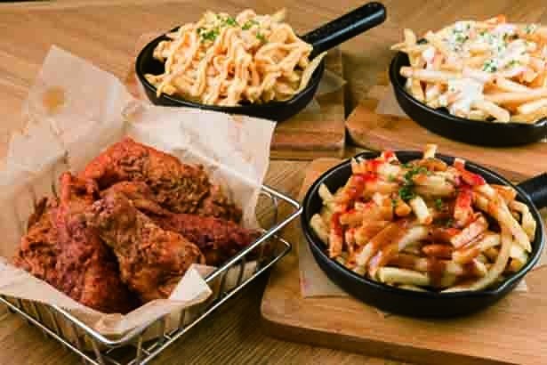 CRAFT BEER KITCHENのフレーバーフレンチフライビーフリブソース500円ほか
