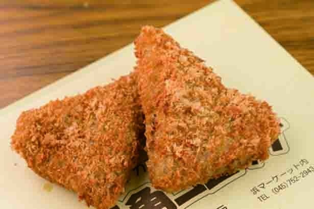 グルメショップ カネヒラの三角コロッケ300円（2枚）ほか