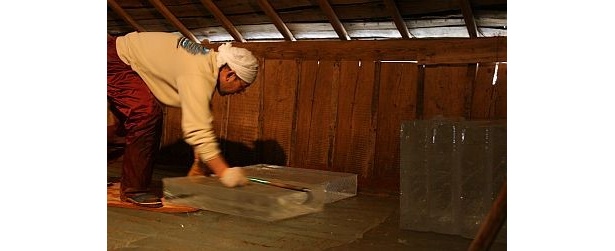 【3】氷室内に氷を並べ、おがくずで保冷