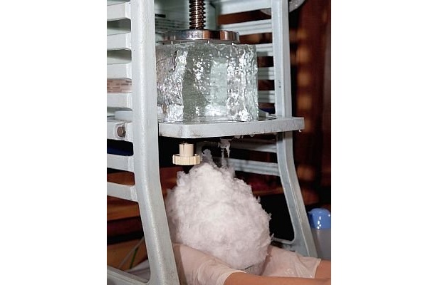 【6】削る前に、氷を−5℃の冷蔵庫で常温である0℃に近づける。そして極めて薄く削りだしていく