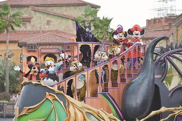 ディズニーの仲間たちを乗せた船がハーバーを1周し、ショーが終了