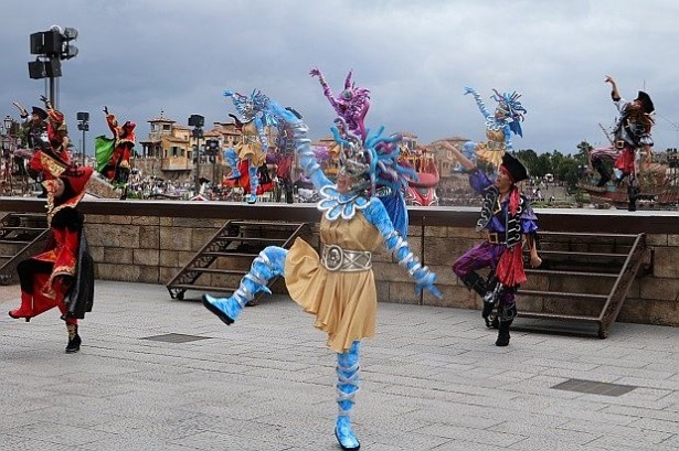 ハデスがアピールする魅力は“ユーモア”。愉快なダンスが繰り広げられる