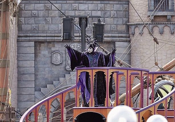 マレフィセントがハロウィーン・パーティーの開会宣言を行う