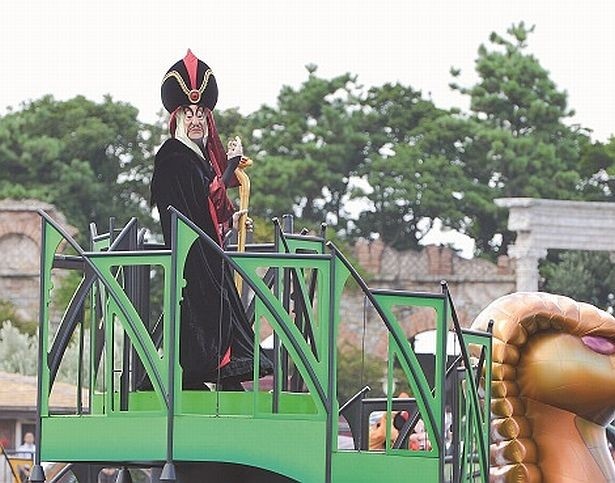 ジャファーはとっておきの魔法を披露！呪文は「ブーン、ブーン、ババーン！」