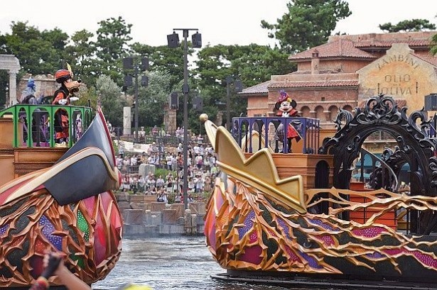 ヴィランズ風のデザインが施された船