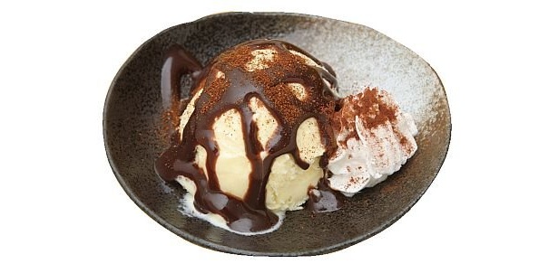 粉末ハバネロがヒリリと舌を刺す、cafe mahorobaの「ハバネロアイスクリーム」｡ハバネロ入りトマトジュース（￥480）も要チェック