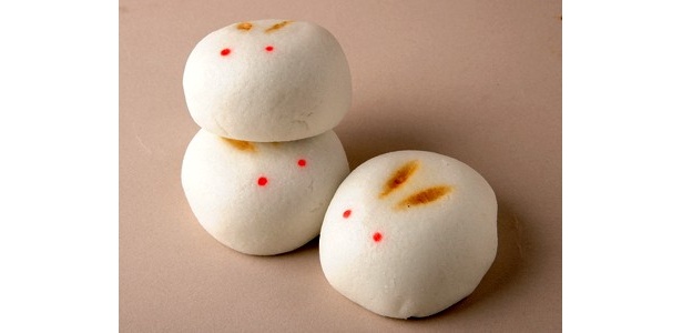 「濱うさぎ」（井土ヶ谷）の「うさぎまんじゅう」（1個290円）。絵本に出てくるような見た目の愛らしさと、山イモと米だけで作るシンプルな味が好評の和スイーツ