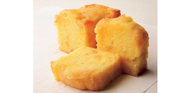 「鎌倉　歐林洞」（鎌倉）の「桃のバウンドケーキ」（1300円）は、しっとり生地と瑞々しい桃の究極ハーモニー