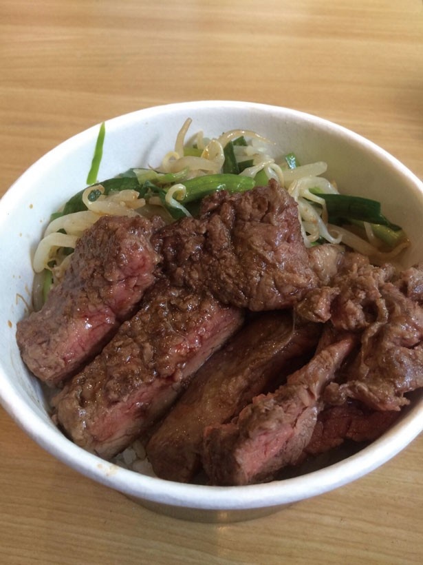 「鶏バル  BACCANALE」のハラミステーキ丼￥950