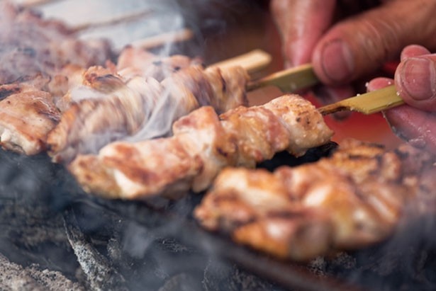 「Re:庵」の阿波尾地鶏 焼き鳥串（￥200・1本）、（￥500・3本）。