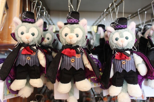 バンパイアに仮装したジェラトーニの「ぬいぐるみバッジ」(2000円)。マントの裏地はドット柄