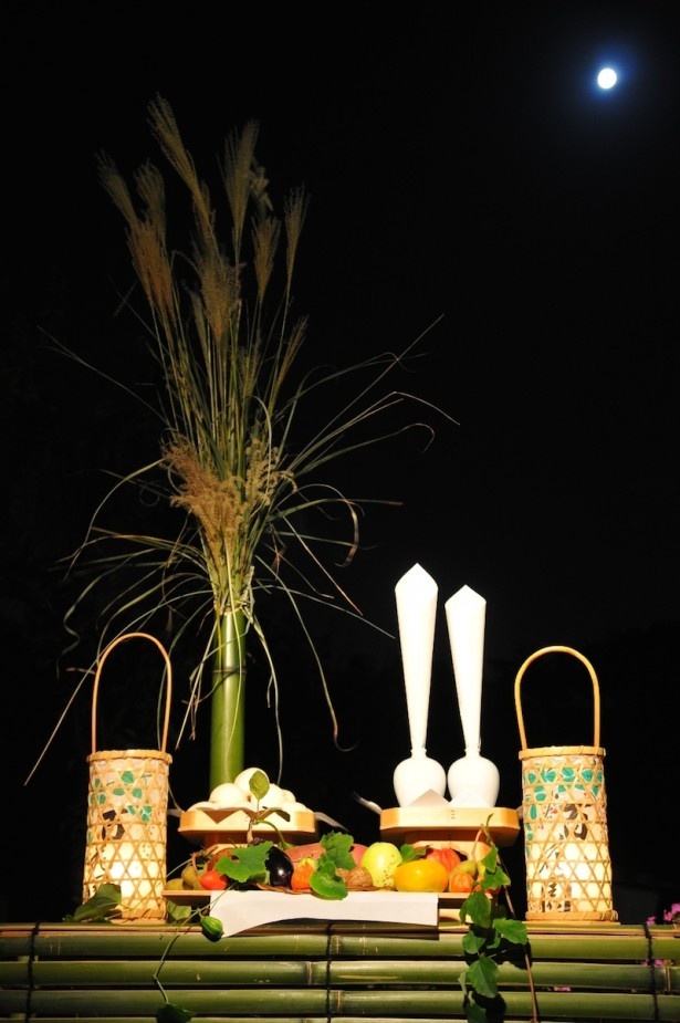 9月14日(水)の「お供え式」からはじまる向島百花園「月見の会」。団子や野菜が供えられ、篠笛の演奏も行われる