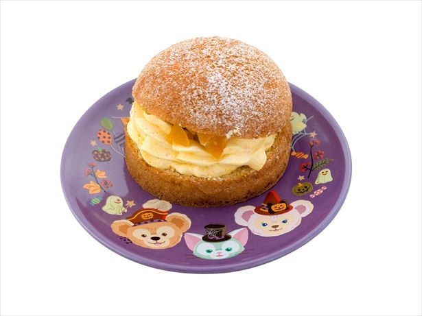 「ミルクティーパフケーキ(パンプキンクリーム)、スーベニアプレート付き」(880円)