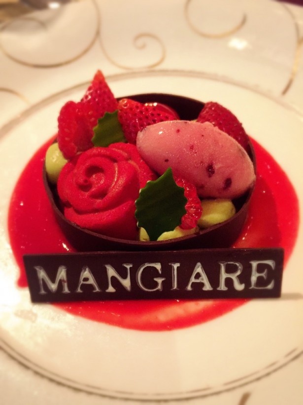 ドルチェ。赤い薔薇とピスタチオクリームのタルト仕立て。ベリーのソースとともに