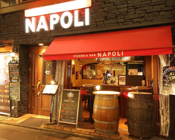 本場ナポリのお店を連想させる落ち着いた外観