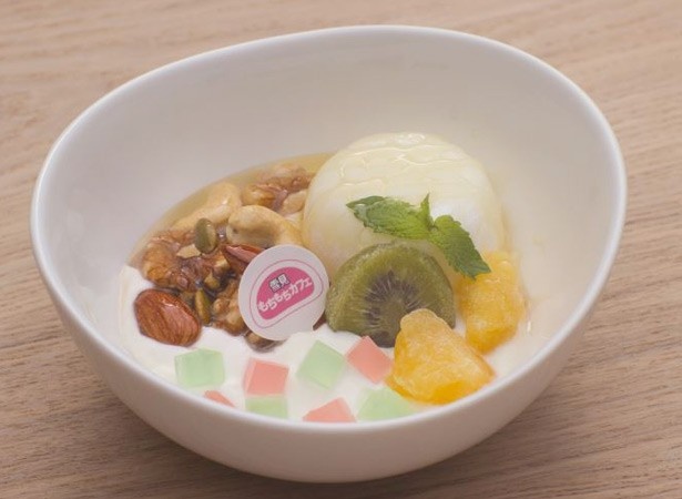 土屋太鳳がプロデュース！ヨーグルトホイップの上にハニーナッツや寒天、「雪見だいふく」を盛りつけた「太鳳のつやつや雪見」(500円)