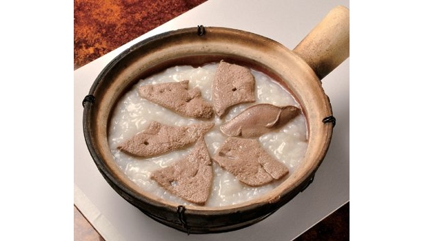 「豚レバのお粥」（840円）/新福記本館（中山路） 　よく味が出る老鶏でとったスープを使い、コトコトと柔らかく炊いたおかゆに、プリプリの豚レバーを添えた一品