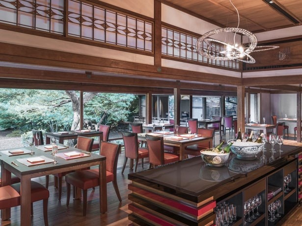 「京 翠嵐」は、シャンデリアや朱色の家具を配した邸宅空間で、特別な時間が過ごせるトラディショナルかつモダンなレストラン