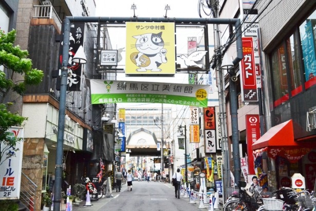 ｢サンツ中村橋商店街｣の入り口には、商店街のマスコット「ニャンピー」が描かれている