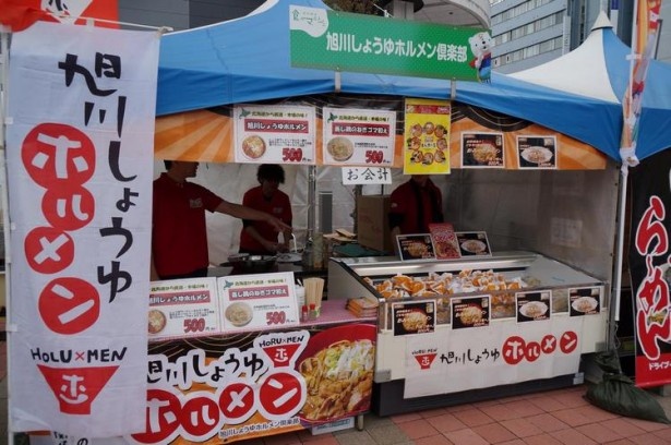【写真を見る】約300のブースが出店。歩行者天国「平和通買物公園」を行き来しながら品定めするのが旭川流