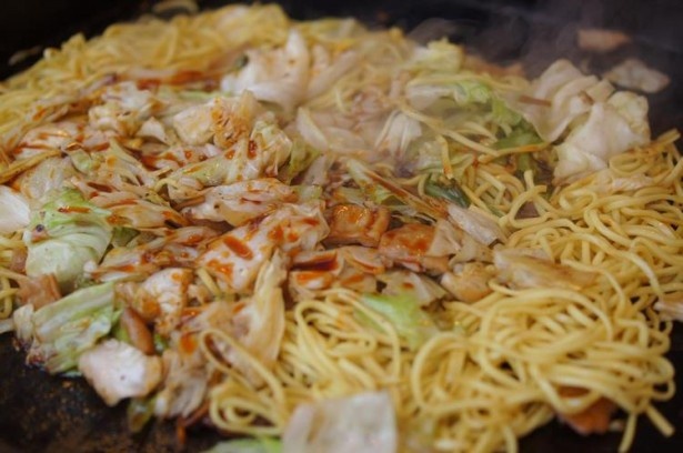 地域グルメ「旭川しょうゆ焼きそば」も食べマルシェから誕生した