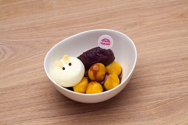 かぼちゃ白玉に小豆あん、雪見だいふくを盛り付け。うさぎになった雪見だいふくがお月見をしているような「お月見雪見」(十五夜限定)