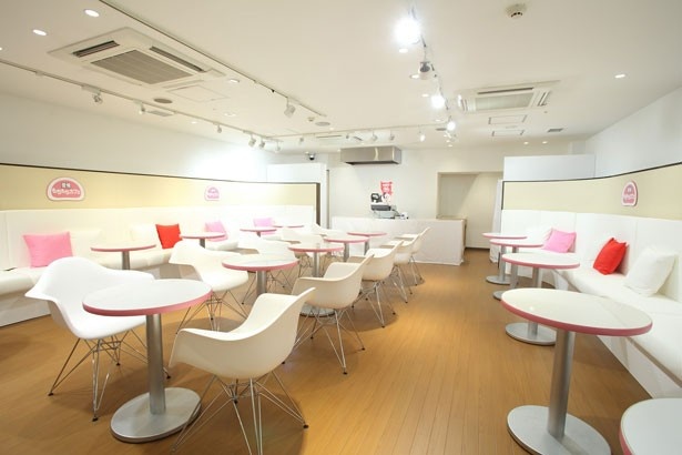 白とピンクに統一された店内。もちもちの座り心地のクッションなどが配された、癒しの空間