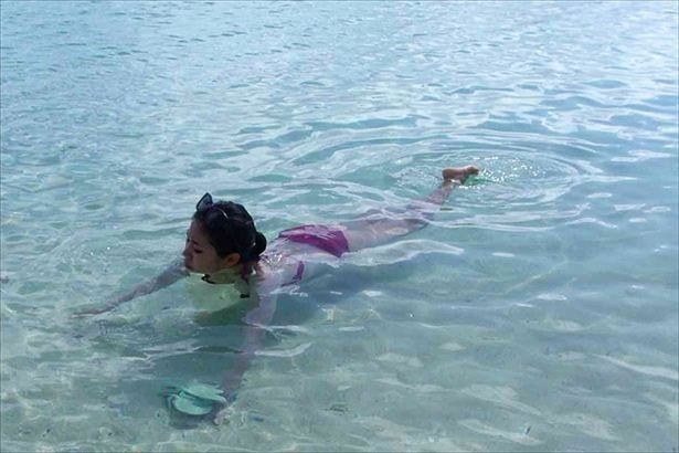 浅い海に浸かり、波や光のゆらめき、海中の音を感じよう/奄美大島・水面リラクゼーション