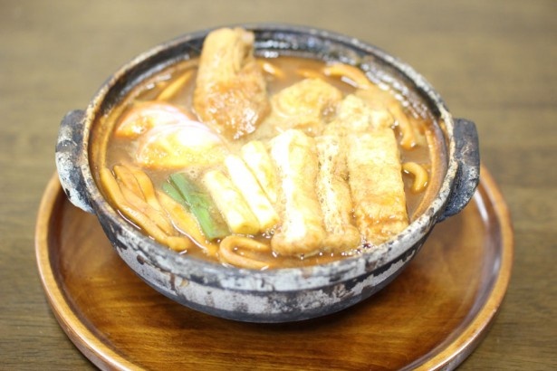純系名古屋コーチンの手羽先と鶏団子をのせた山本屋総本家の手羽先入り煮込みうどん¥1,544は会場限定のメニュー