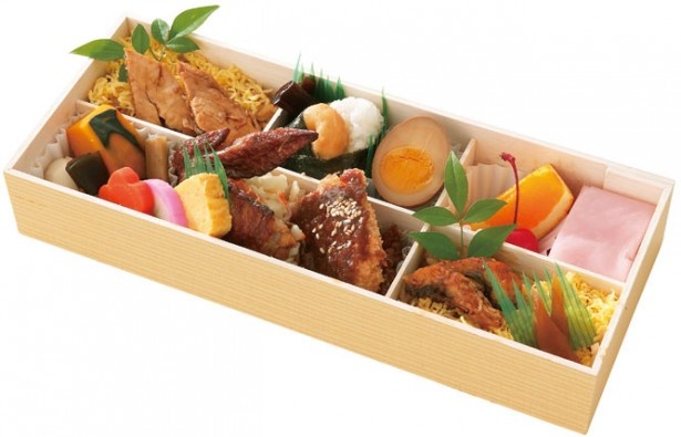 名古屋だるまブースでは、本丸御殿弁当¥1,600をはじめ、天むす¥350（3個入り）、どて飯¥540などを販売