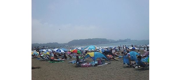 今年は曇りでも混雑！お盆初日で賑わう海水浴場を直撃