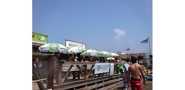 海の家も賑わいを見せる