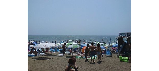 賑わう由比ガ浜海水浴場の様子