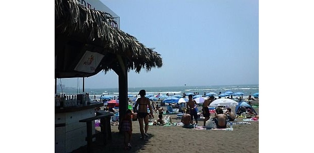 賑わう由比ガ浜海水浴場の様子