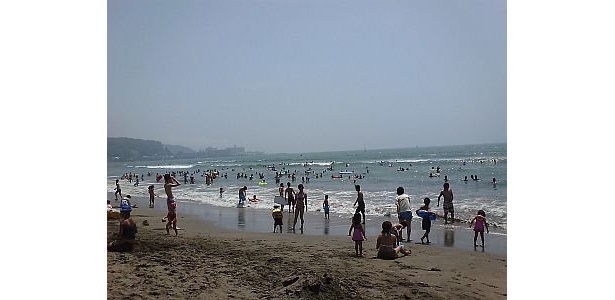 賑わう由比ガ浜海水浴場の様子