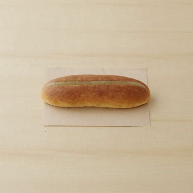 あんペーストをたっぷりはさんだ「あんコッペ」(486円)