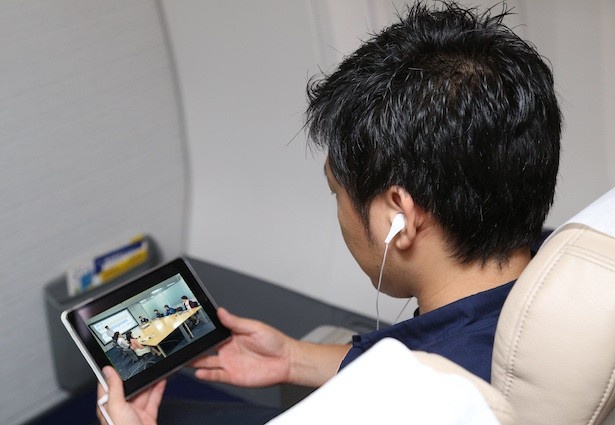 最前列席「足のばシート」ではネスレ制作のショートフィルムなど、エンタメコンテンツが楽しめるタブレットを貸し出している