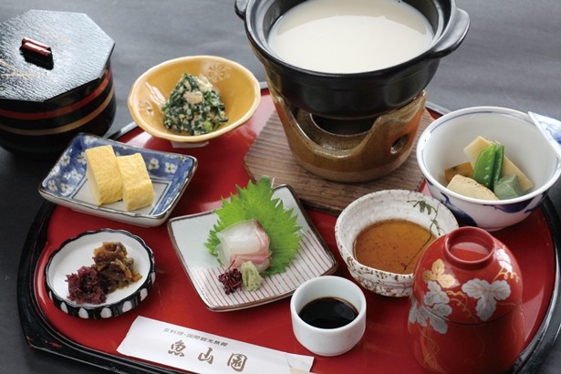 「湯葉料理」(2160円)の魚や野菜は、毎朝仕入れる新鮮なものを使用/魚山園