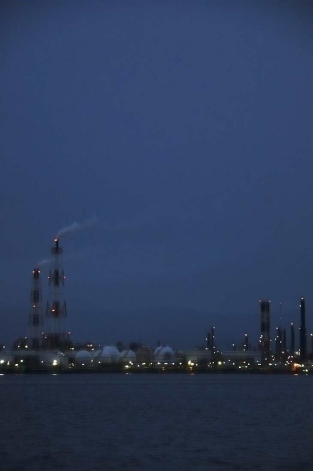 日没が近づき、工場にも明かりがともり始める