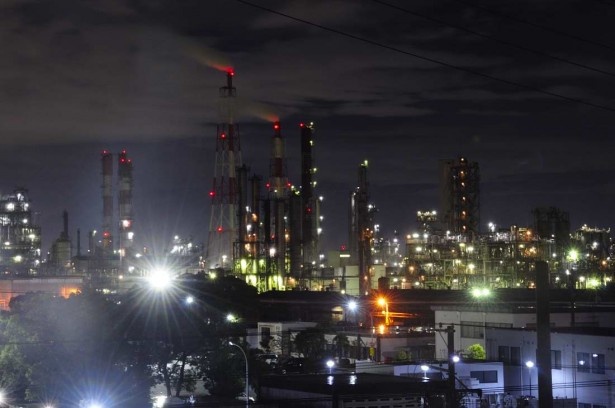 煙突からなびく煙にも明かりが反射する。夜景ならではの光景だ